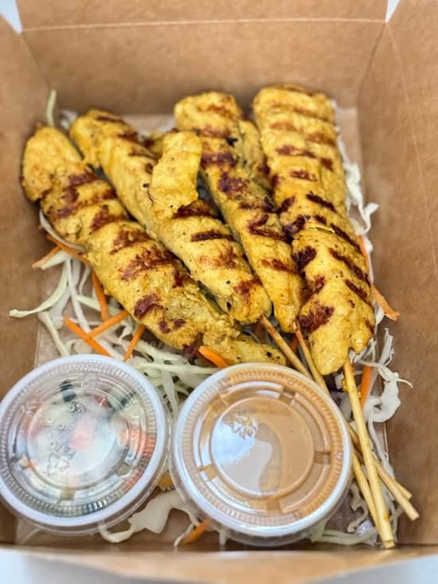 Chicken Satay (L).
